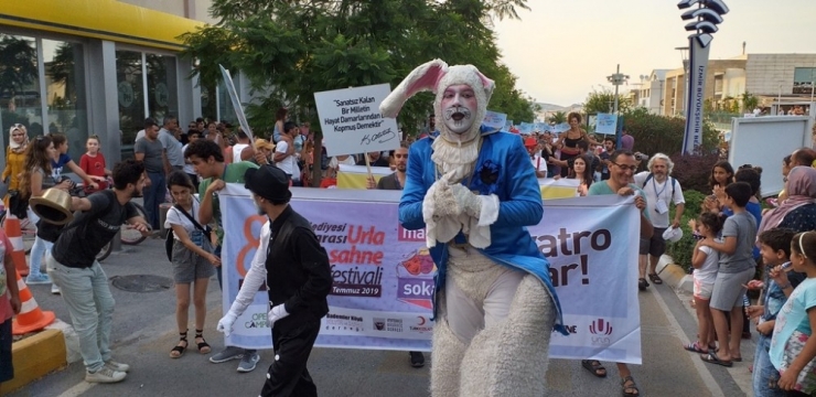 Uluslararası Urla Tiyatro Festivali Renkli Başladı