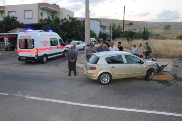 İki Otomobil Çarpıştı: 2 Yaralı