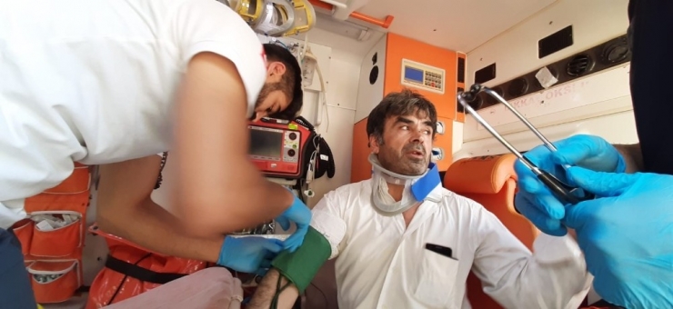 Otomobil Elektrik Direğine Çarptı: 1 Yaralı