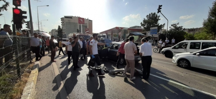 Otomobil Elektrik Direğine Çarptı: 1 Yaralı