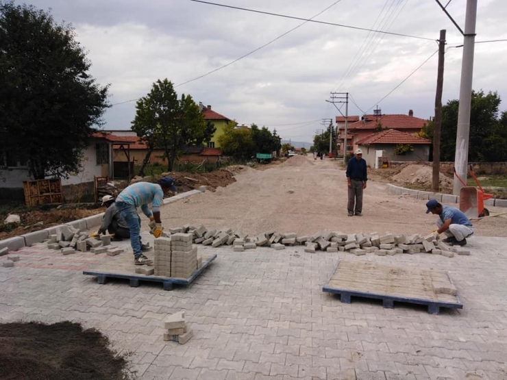 Altıntaş’ta Kanalizasyon Ve Kilitli Parke Döşeme Çalışmaları