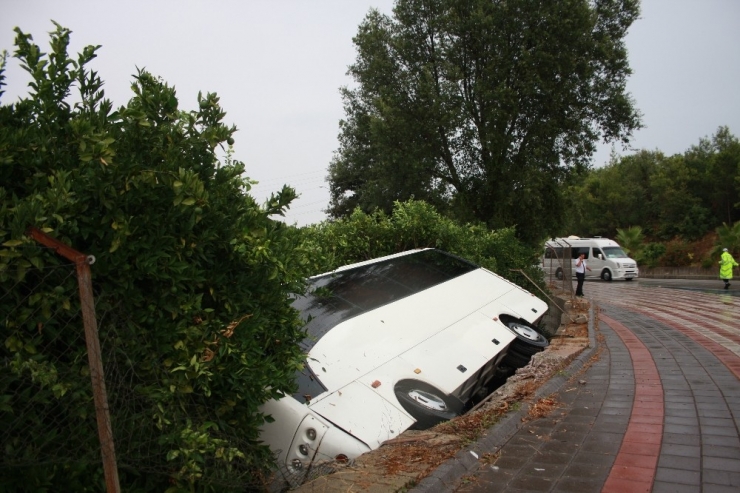 Virajı Alamayan Tur Midibüsü Portakal Bahçesine Devrildi: 5 Yaralı
