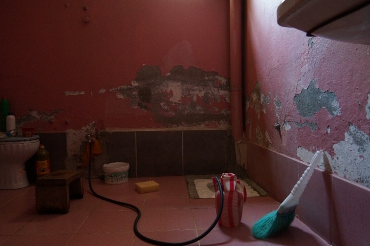 Yıkılma Tehlikesi Bulunan Evde Çocuklarıyla Birlikte Yaşama Tutunmaya Çalışıyor