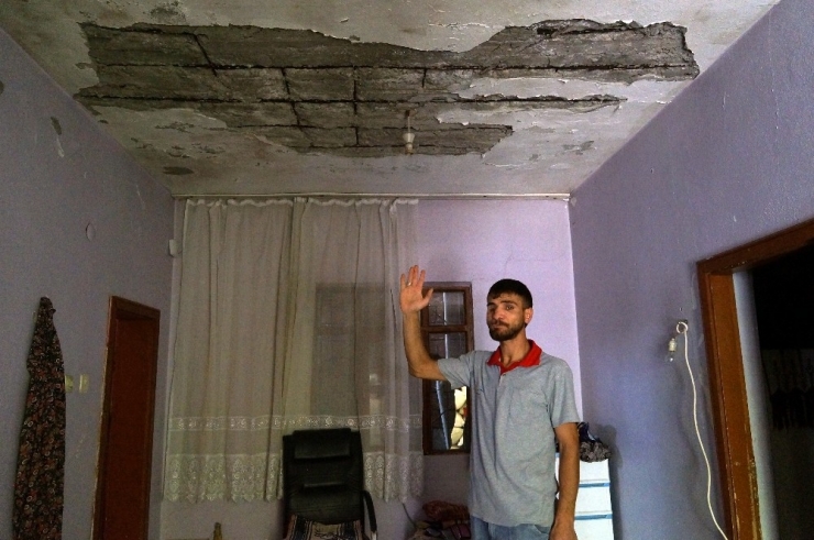 Yıkılma Tehlikesi Bulunan Evde Çocuklarıyla Birlikte Yaşama Tutunmaya Çalışıyor