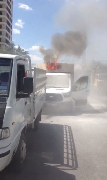 Seyir Halindeki Pick-up Alev Aldı