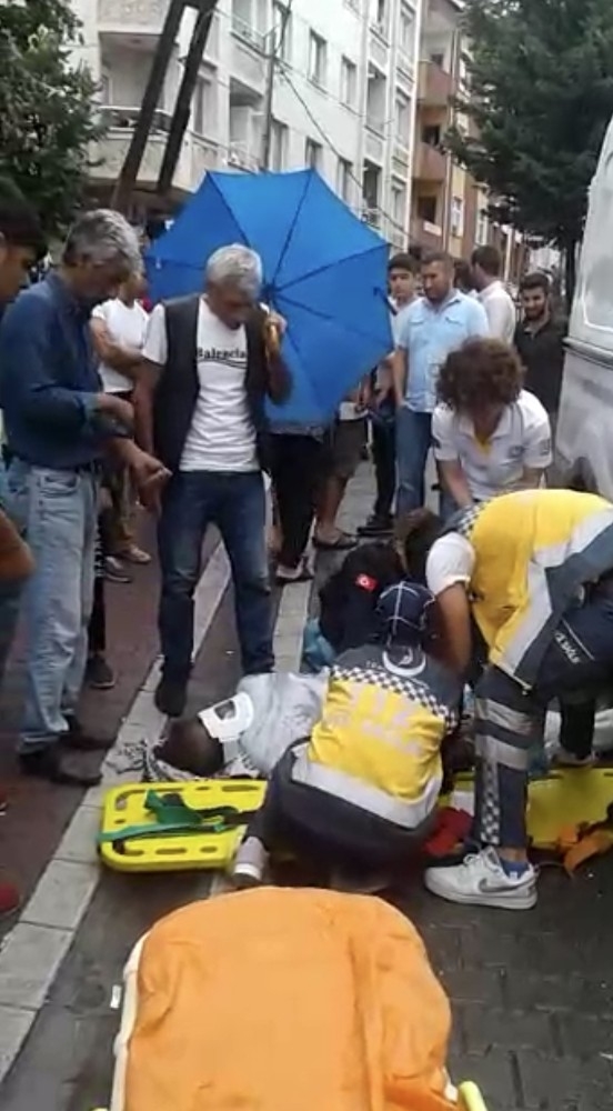 Dikkatsiz Sürücü Yaşlı Adamı Aracın Altına Aldı