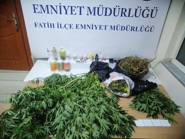 Evini Kenevir Tarlasına Çevirmiş