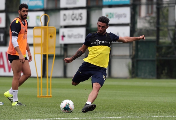 Fenerbahçe Günün İlk İdmanını Yaptı