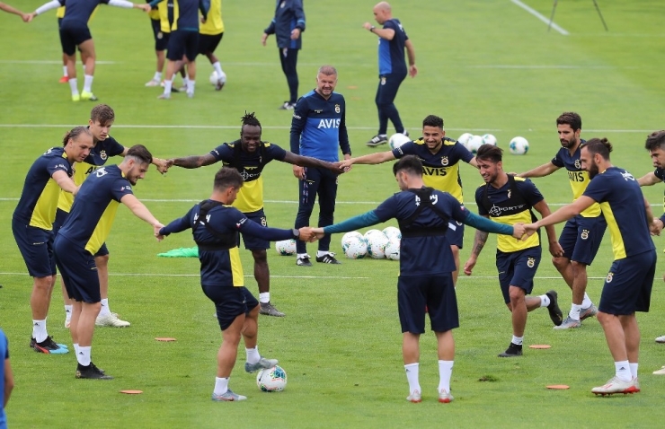 Fenerbahçe Günün İlk İdmanını Yaptı