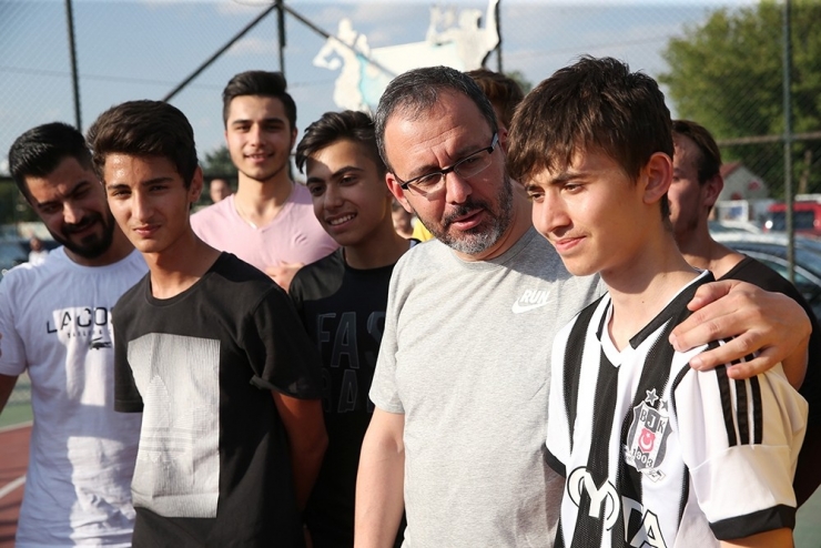Bakan Kasapoğlu Önce Gençlerle Basketbol Oynadı, Ardından 10 Bin Pota Müjdesi Verdi