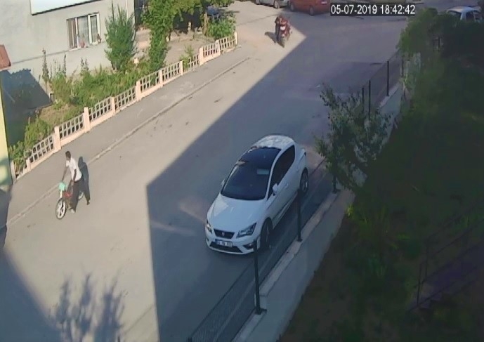 Motosiklet Hırsızları Güvenlik Kamerasına Yansıdı
