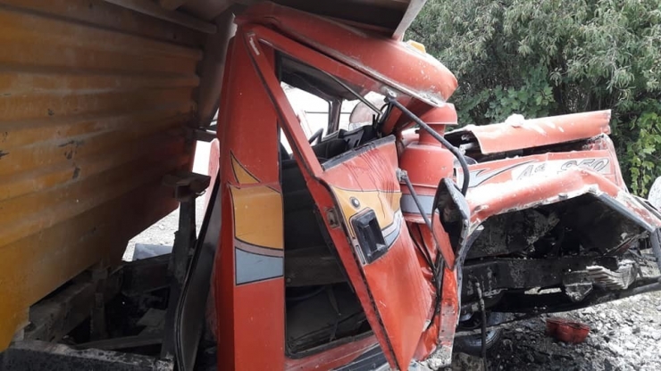 Isparta’da Trenin Çarptığı Kamyon Hurdaya Döndü