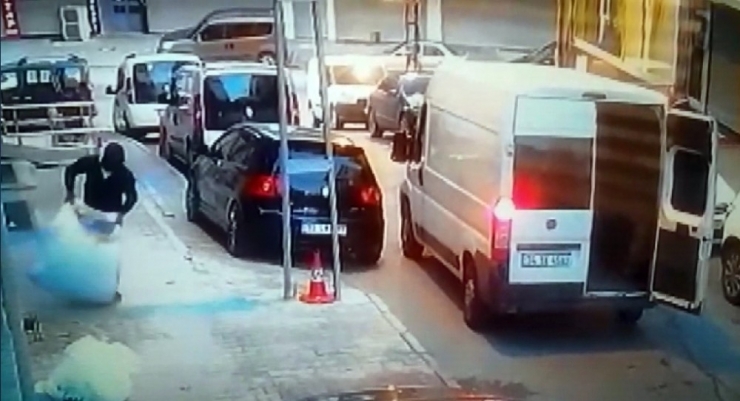 Arnavutköy’de Şok Eden Hırsızlık.. 8 Kişi Gelip İş Yerini Soydular