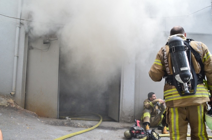 Fatih’te Suni Deri İmalathanesinde Korkutan Yangın