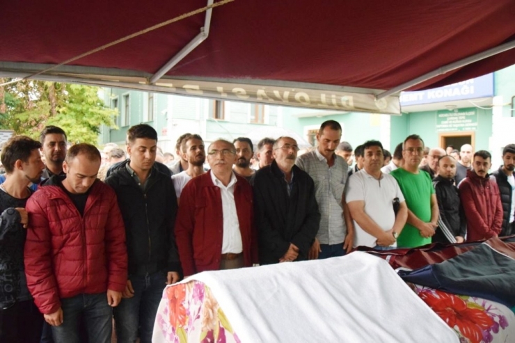 Hareket Halindeki Otobüsten Düşerek Ölen Genç Kız Toprağa Verildi