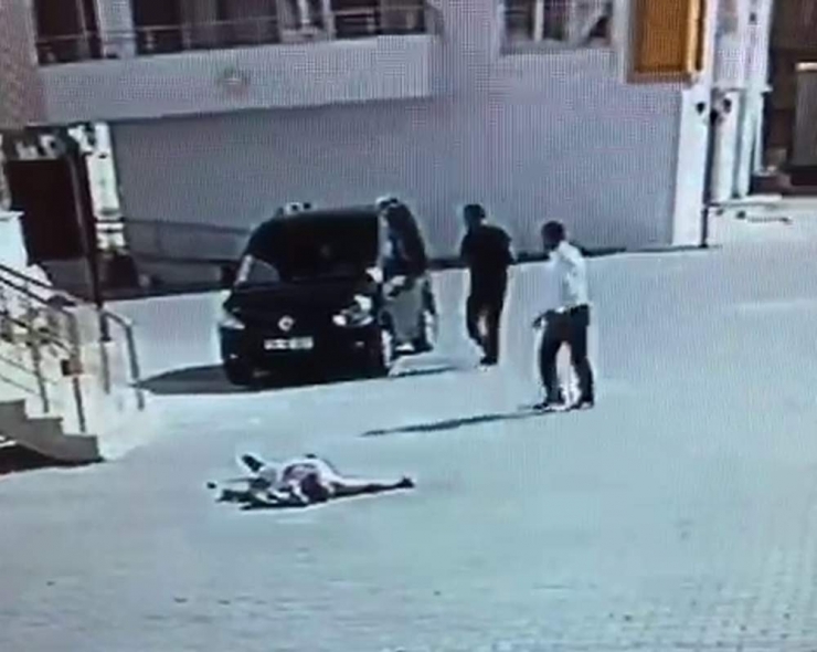 Kavgada Yere Yığılan Adamın Üzerinden Arabayla Geçti