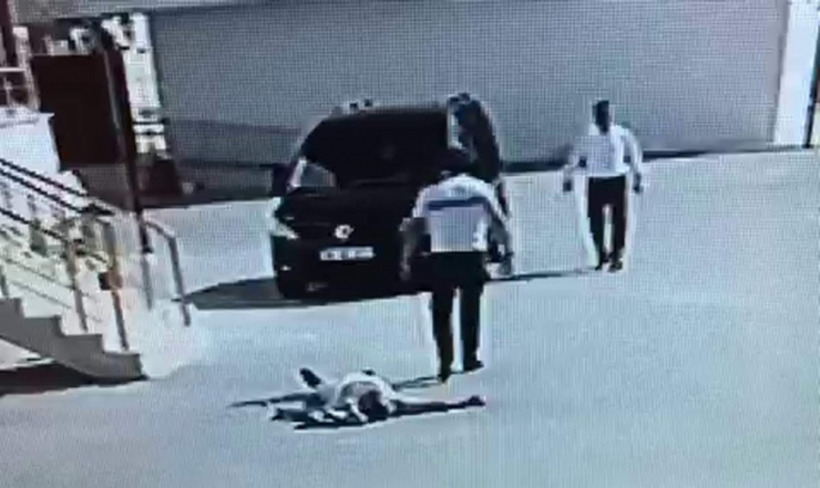 Kavgada Yere Yığılan Adamın Üzerinden Arabayla Geçti