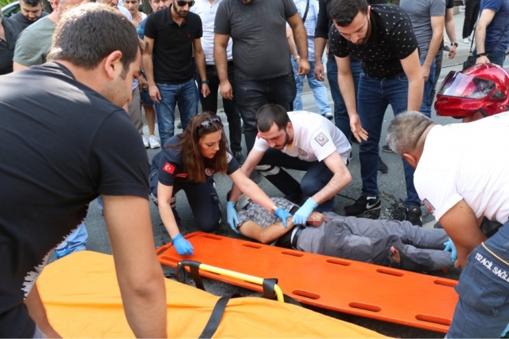 Şişli’de Motosikletli Kurye Minibüse Çarptı