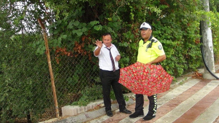 Virajı Alamayan Tur Midibüsü Portakal Bahçesine Devrildi: 5 Yaralı