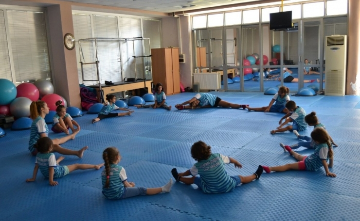 Yunusemreli Minikler Cimnastik Yapıyor