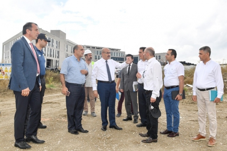 Ceyhan Devlet Hastanesinin Yapımı Sürüyor