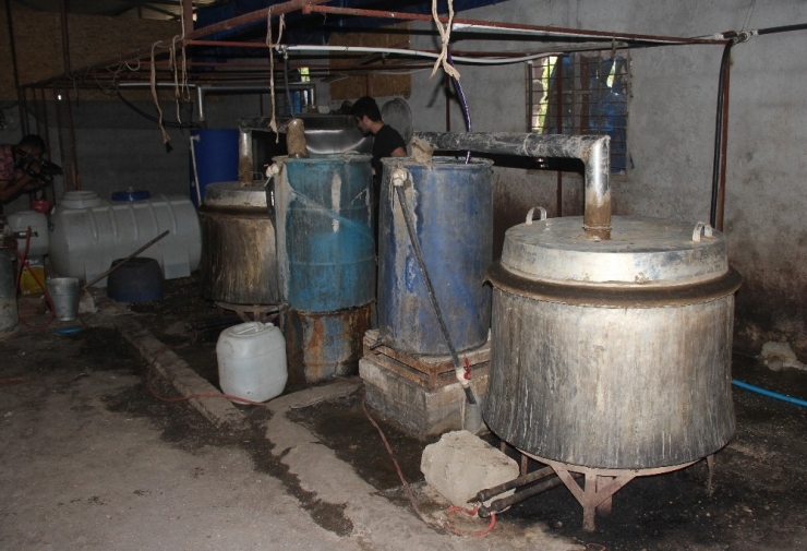 Ahıra Kaçak İçki Operasyonu