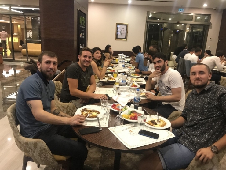 Basketbolculara Moral Yemeği