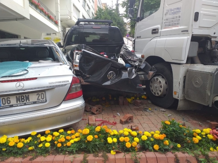 Ankara’da Şoförün Üstünden Geçen Tır 5 Araca Çarptı