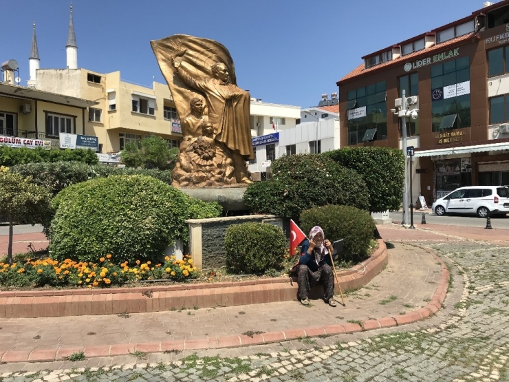 Dolandırıldığını İddia Eden Yaşlı Teyzenin Anıt Önünde Oturma Eylemi