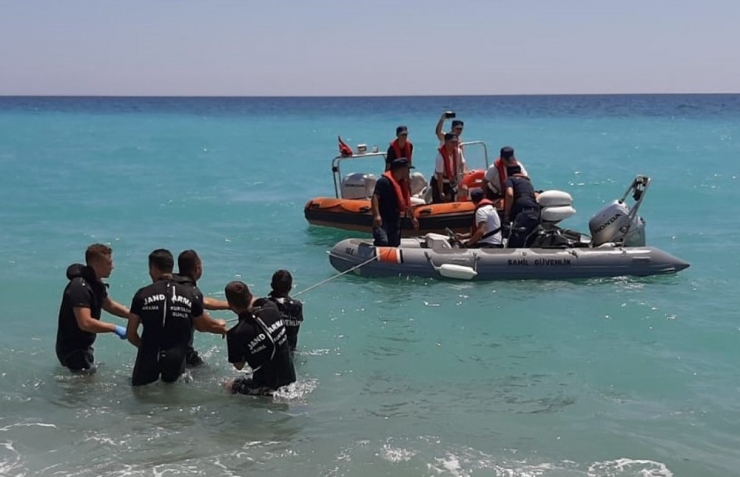 Gece Denize Giren Pansiyoncu Kadının Cesedi 10 Saat Sonra Bulundu