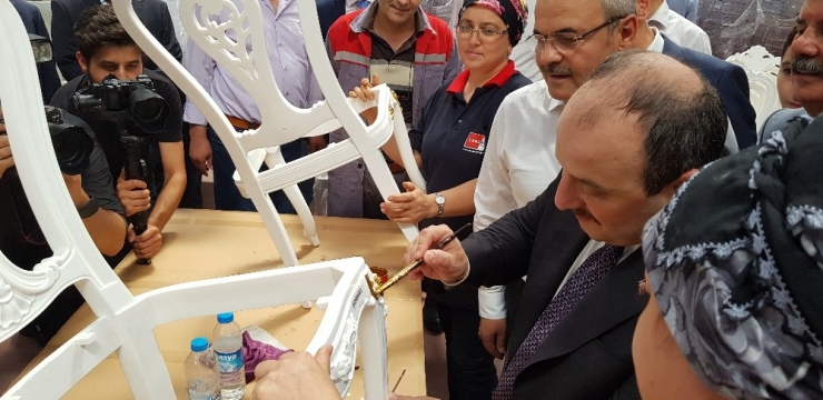 Bakan Varank, Sandalye Fabrikası’nda Sandalye Boyadı