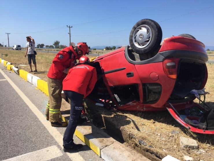 Direksiyon Hakimiyetini Kaybeden Sürücü Otomobiliyle Takla Attı