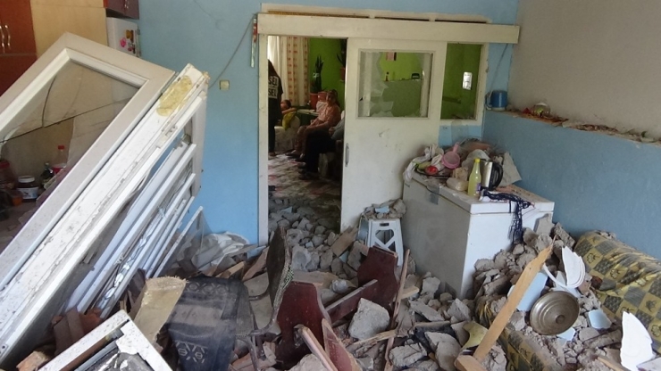 Kontrolünü Kaybeden Kamyon Sürücüsü Eve Daldı