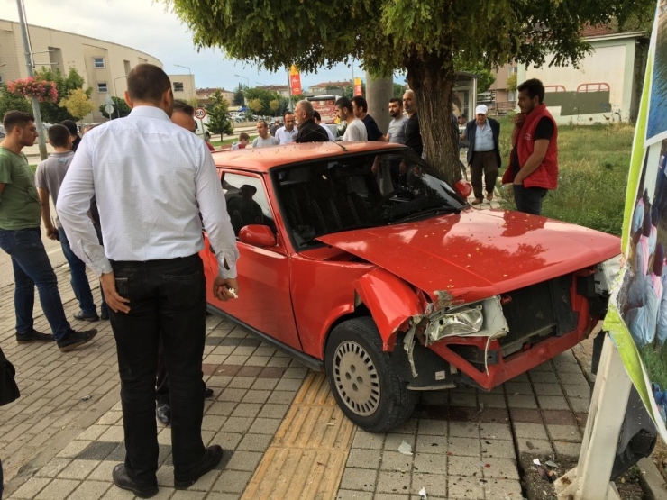 Hastaneden Çıkan Yaşlı Adama Otomobil Çarptı