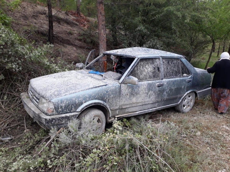 Kontrolden Çıkan Otomobil Dere Yatağına Düştü