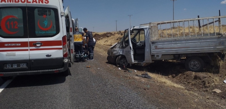 Şanlıurfa’da Lastiği Patlayan Kamyonet Yoldan Çıktı: 2 Yaralı