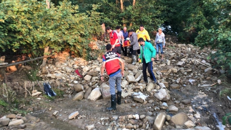 Ekipler Zor Koşullarda Hastaya Ulaşarak Ambulansa Teslim Etti