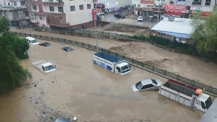 Yollar Göle Döndü, Araçlar Kayık Gibi Yüzdü
