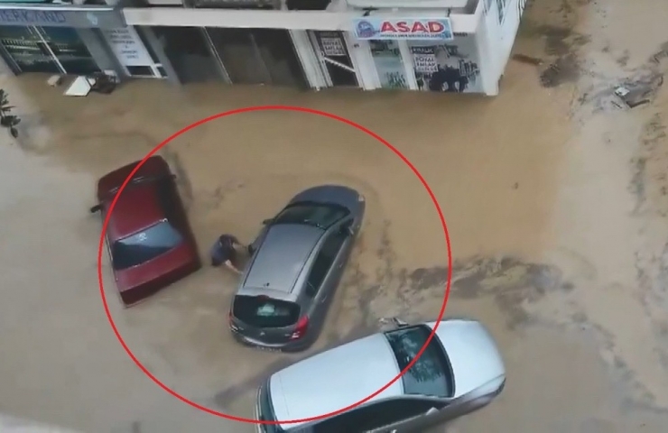 Yollar Göle Döndü, Araçlar Kayık Gibi Yüzdü