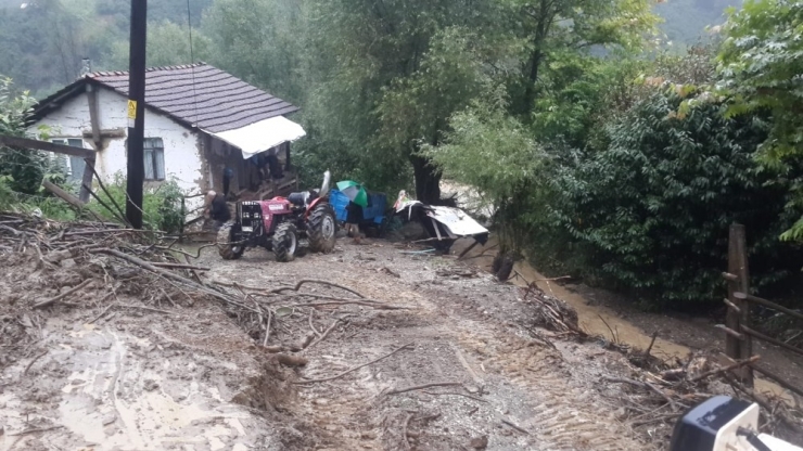 Sel Nedeniyle Mahsur Kalanlar Kurtarıldı