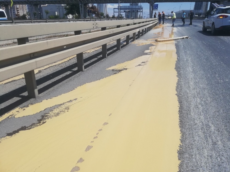 Beylikdüzü E-5’te Basınçlı Su Boruyu Patlattı, Su Yola Sızdı