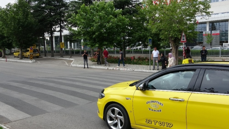 Isparta Polisinden Yaya Geçidi Nöbeti