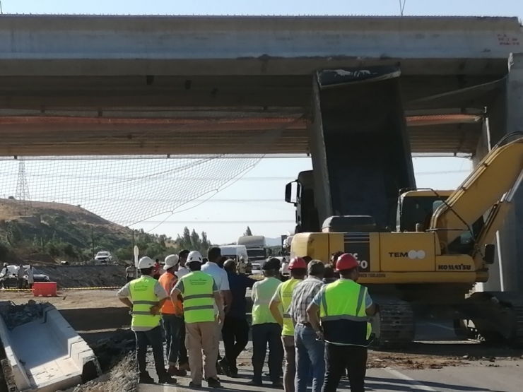 İzmir’de Damperi Açık Kalan Kamyon Viyadüğe Çarptı: 1 Yaralı