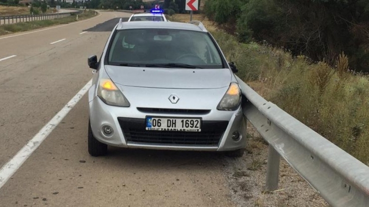 Otomobil Bariyere Çarptı: 2’si Çocuk 4 Yaralı