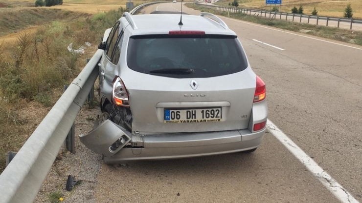 Otomobil Bariyere Çarptı: 2’si Çocuk 4 Yaralı