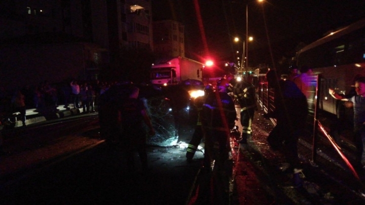 Yolcu Otobüsünün Çarptığı Otomobil Takla Atıp Karşı Şeride Geçti: 2 Yaralı