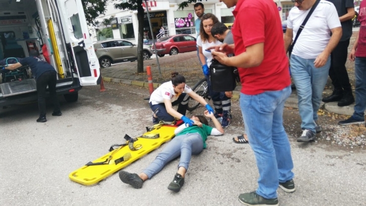 Elektrikli Bisikletin Çarptığı Genç Kız Yaralandı