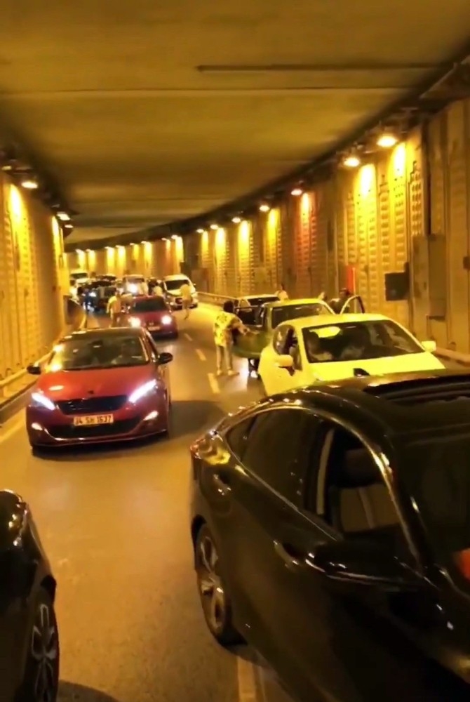 İstanbul’da Asker Uğurlayan Magandalar Tünel Kapatıp Havaya Ateş Açtı
