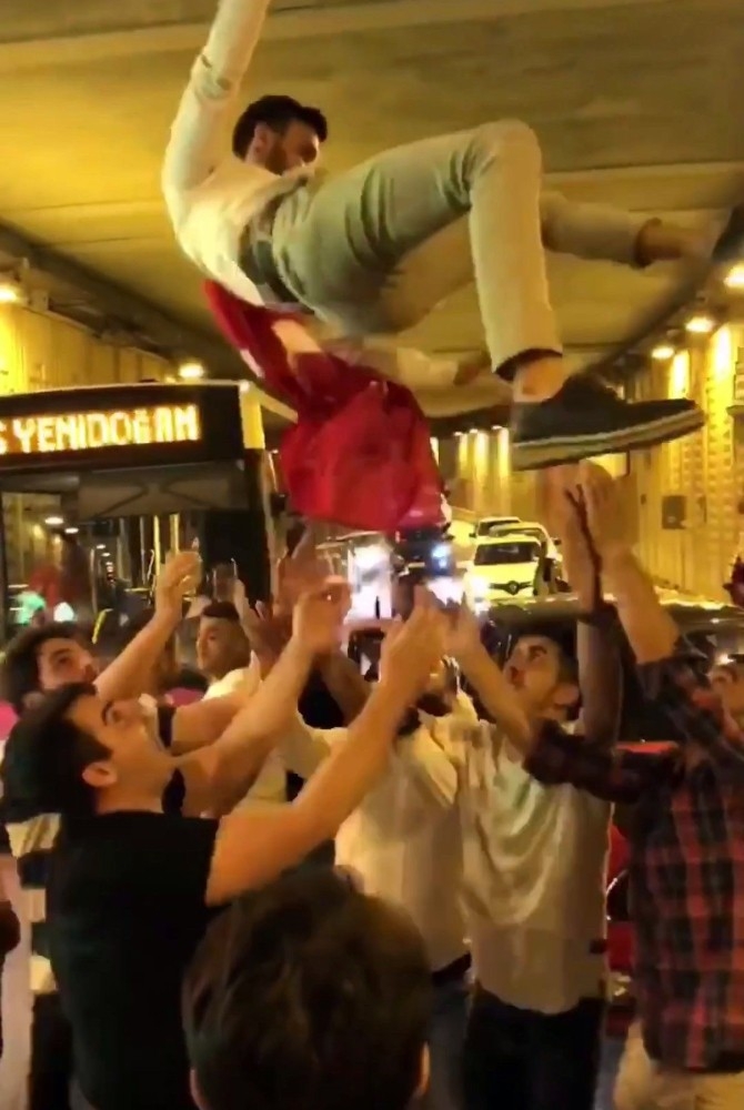 İstanbul’da Asker Uğurlayan Magandalar Tünel Kapatıp Havaya Ateş Açtı