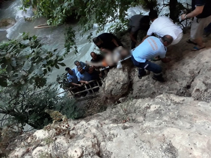 Suya Atlayıp Başını Kayaya Çarpan Genç Öldü